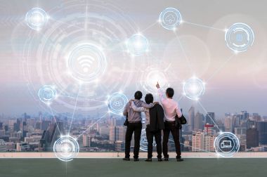 Ayakta ve vizyon iletişim kablosuz bağlanma cityscape, teknoloji ve İnovasyon kavramı üzerinde akıllı şehrin şeyler teknoloji Internet üzerinden arıyor işadamı grubunun arkadan görünüş