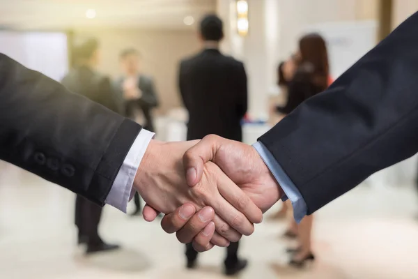 Zakelijke Handen Schudden Van Partner Foto Wazig Van Groep Zakenman — Stockfoto