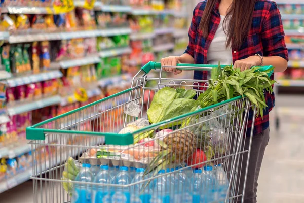 Närbild Unga Asiatiska Kvinnor Handen Håller Vagnen För Shopping Över — Stockfoto