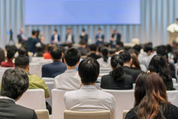 Rückansicht Des Publikums Konferenzsaal Oder Bei Seminarsitzungen Die Redner Auf — Stockfoto