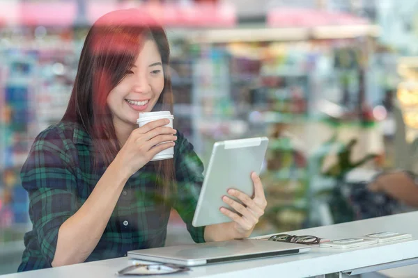 Porträt Einer Asiatischen Geschäftsfrau Lässigem Anzug Die Schreibtisch Neben Glas — Stockfoto