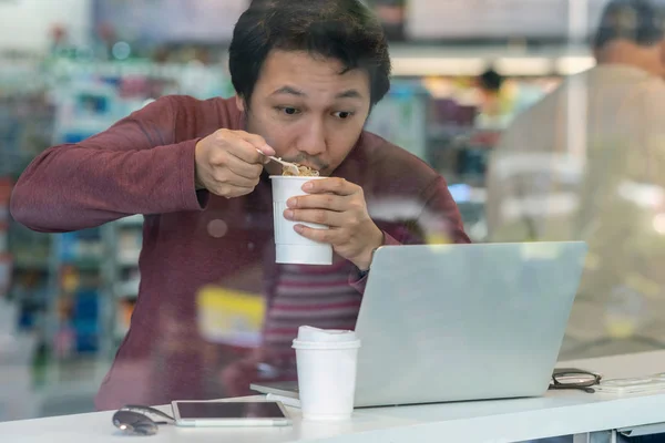 Hombre Negocios Asiático Traje Casual Comiendo Fideos Con Acción Urgente — Foto de Stock