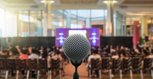 Mikrofon Streszczenie Niewyraźne Zdjęcie Sali Lub Seminarium Sala Konferencyjna Głośników — Zdjęcie stockowe