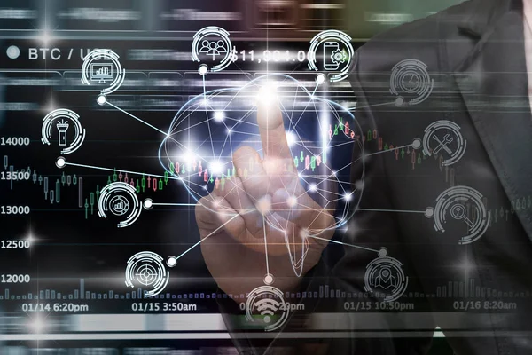 Bir yapay zeka poligonal beyin şekil akıllı şehir şeyler teknoloji Internet Cryptocurrency Bitcoin Döviz ticareti, AI kavramı üzerinde çeşitli simgeyle gösteren işadamı ele