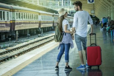 Arka taraf çok ırklı gezginler tren istasyonu, seyahat ve ulaşım kavramı hedefte arıyoruz