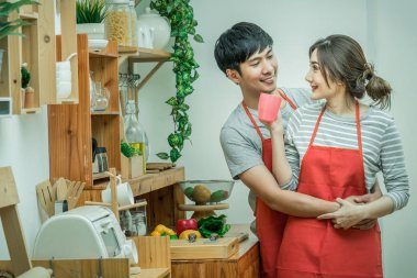Asya sevgilisi ya da yemek ve modern ev, çift ve yaşam tarzı konsept mutfak odasında yemek tatma Çift.