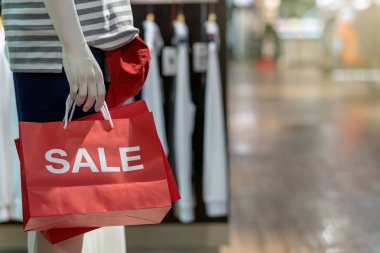 Erkek manken alışveriş, iş moda ve reklam kavramı için alışveriş mağazası satış kağıt alışveriş çantası holding rahat kıyafetler giymiş bir parçası