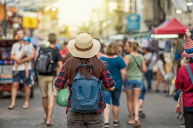 Küçük yürüyüş ve Khaosan, Bangkok, Tayland, seyahat ve Turizm kavramı akşamları street yürüyüş yolu görünümlü kadınlar Seyahat Asya tarafına geri
