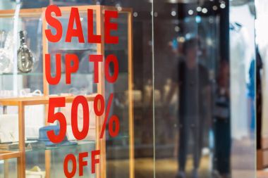 Satılık %50 off sahte kadar cam mağaza alışveriş, iş moda ve reklam kavramı için alışveriş giyim hattı üzerinden görünen kare ayarı reklam