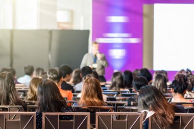 Sahne, iş ve eğitim kavramı üzerinde Oda önünde hoparlör sahip konferans salonu veya seminer toplantı seyirci görünümünde arka