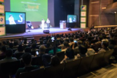 Attende arka plan ile düşük ışık durum, iş ve eğitim kavramı ile konferans salonu veya seminer odası soyut bulanık fotoğraf