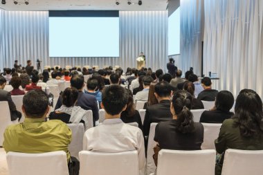 Sahnedeki konuşmacılar, konferans salonunda veya seminer toplantısında, yatırım konseptiyle ilgili iş ve eğitim alanlarında seyirci görüşü ile sahnede
