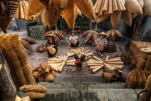 Alte Vietnamesische Handwerkerin Die Die Traditionelle Bambusfischfalle Herstellt Oder Alten — Stockfoto