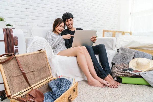 Happy Asian Couple Merencanakan Dan Memesan Hotel Untuk Perjalanan Dengan — Stok Foto