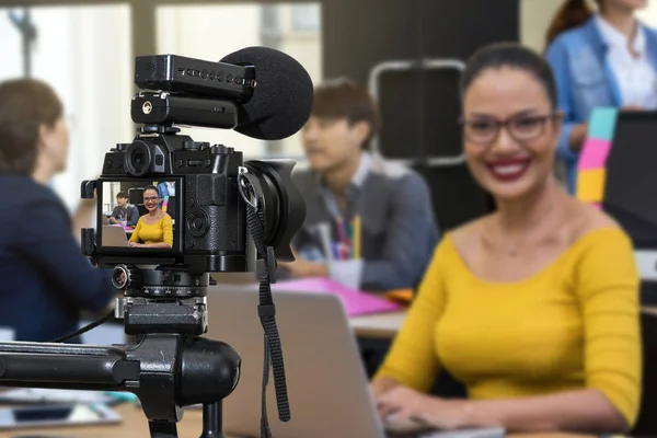 Professionelle Digitale Spiegellose Kamera Mit Mikrofonaufnahme Videoblog Der Geschäftsfrau Die — Stockfoto