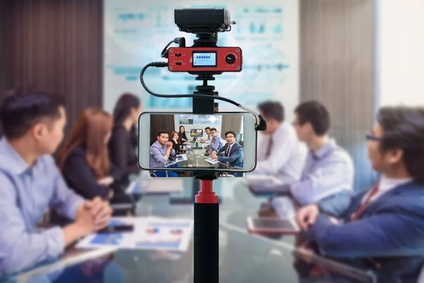 特写智能手机直播亚洲商务团队视频会议 照相机为摄影师或录影和实况流动概念 — 图库照片