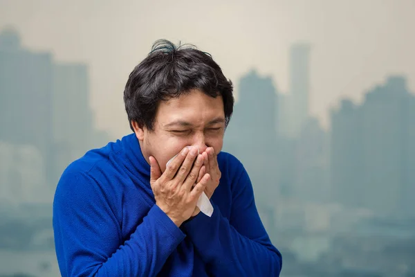 Azjatycki Człowiek Kaszel Tkanki Przed Zanieczyszczeniem Powietrza Balkonie Wysokie Mieszkania — Zdjęcie stockowe