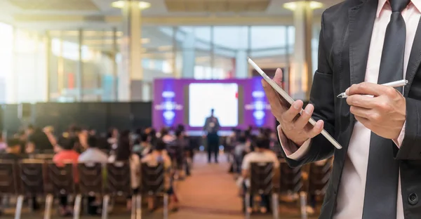 사업가 마이크에 태블릿을 추상을 무대와 참석자 비즈니스 개념에 스피커와 컨퍼런스 — 스톡 사진