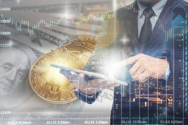 Çift pozlama işadamı tablet Closeup Bitcoins mockup çeşitli ülke, cryptocurrency ve yatırım kavramı para kağıt kıyısında ekranda ticaret Bitcoin exchange ile kullanma