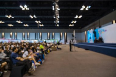 Konferans salonu veya seminer salonu hoparlör ile sahne ve attende arka plan, iş ve eğitim kavramı soyut bulanık fotoğraf