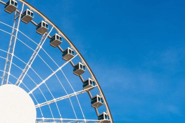 Dönme dolap üzerinde mavi gökyüzü parçası portre