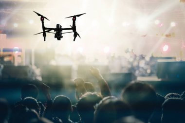 Konser kalabalık ve müzik fanclub songer önünde sahne, müzik ve konser kavramı takip Haritayı el eylem ile video ayırdığınız için uçan uçak silueti portre