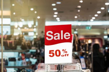 Satış % 50 yukarıya sahte mağaza alışveriş, iş moda ve reklam kavramı için alışveriş gömlek yığını üzerinden görüntü kare ayarı tanıtımı
