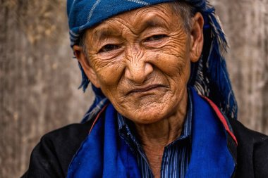 Yenbai, Vietnam - 20 Eylül 2017: Portre, tanımsız Vietnamca Hmong yaşlı kadın mu cang chai District