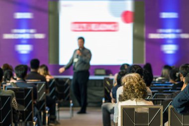 Sahne, iş ve eğitim kavramı üzerinde Oda önünde hoparlör sahip konferans salonu veya seminer toplantı seyirci görünümünde arka