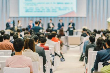 Sahnedeki konuşmacılar, konferans salonunda veya seminer toplantısında, yatırım konseptiyle ilgili iş ve eğitim alanlarında seyirci görüşü ile sahnede