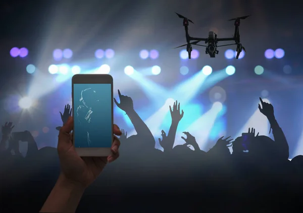 Ręka Trzyma Telefon Inteligentny Drone Latanie Biorąc Nagrywania Wideo Lub — Zdjęcie stockowe