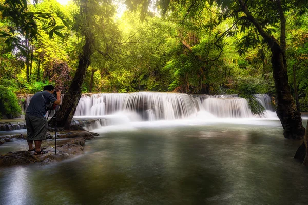 Fotógrafo Tirando Foto Cena Cachoeira Bonita Floresta Profunda Pha Tat — Fotografia de Stock