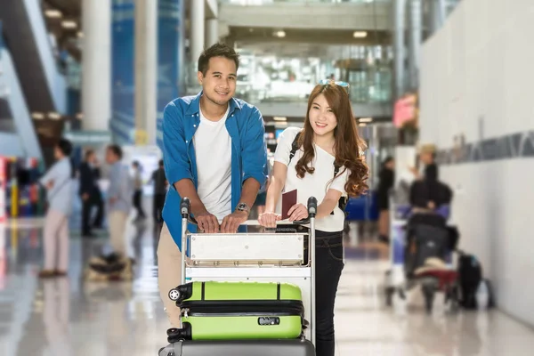 Asian Para Podróżnik Walizek Lotnisku Miłośnik Podróży Transportu Koncepcja Technologiczna — Zdjęcie stockowe