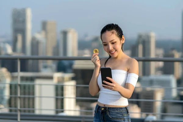 Mulher Trabalhadora Terno Casual Segurando Bitcoin Usando Telefone Inteligente Sobre — Fotografia de Stock