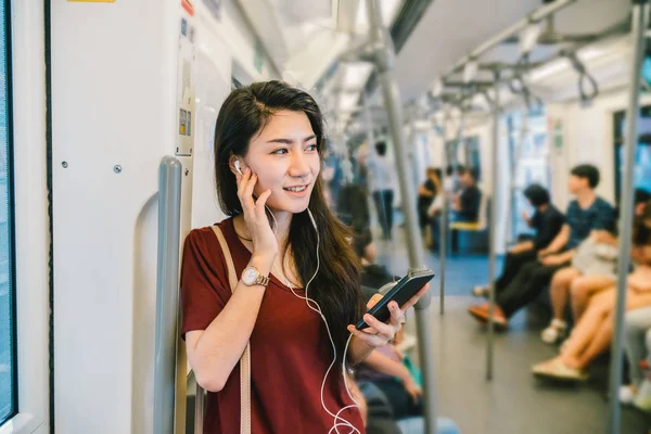 Mulher Asiática Passageira Com Terno Casual Usando Ouvindo Música Através — Fotografia de Stock