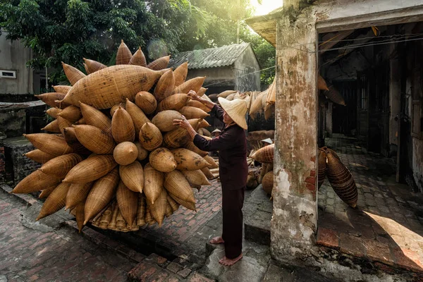 Antiguo Artesano Vietnamita Pie Con Bicicleta Que Hace Trampa Tradicional — Foto de Stock