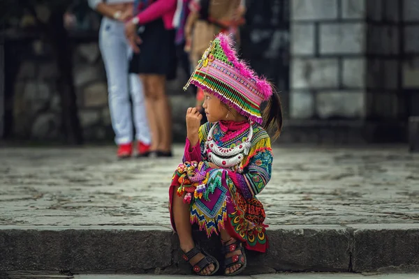 越南萨帕 2017年9月23日 不知名的可爱女孩的花 旺角步行街上的土著妇女 旺部落在萨帕少数民族部落之一 — 图库照片