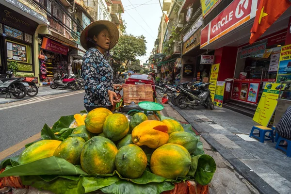 Hanoi Vietnam 2017 Szeptember Meghatározatlan Női Kereskedő Hagyományos Street Hawker — Stock Fotó