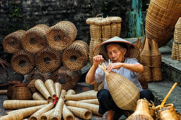 伝統的な竹魚トラップまたは木 貿易村 フンイエン ベトナムでは 伝統的なアーティスト概念の古い伝統的な家で織りを作る古いベトナム女性職人 — ストック写真