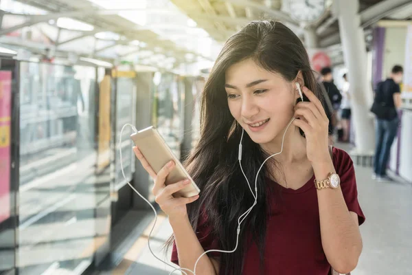 Mulher Asiática Passageira Com Terno Casual Usando Ouvindo Música Através — Fotografia de Stock