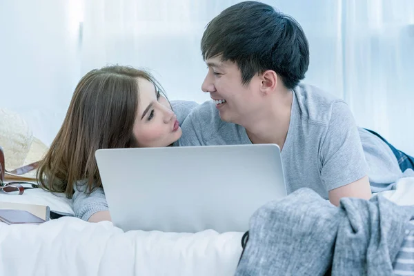 Nahaufnahme Glücklicher Asiatischer Liebhaber Oder Verliebtes Paar Auf Dem Bett — Stockfoto