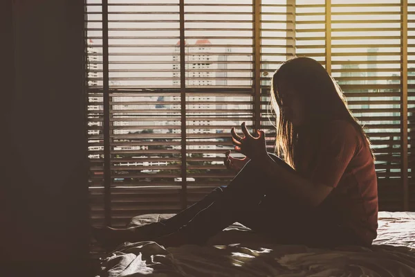 Depressieve Vrouw Zitten Spannen Bed Donkere Slaapkamer Met Lage Lichte — Stockfoto