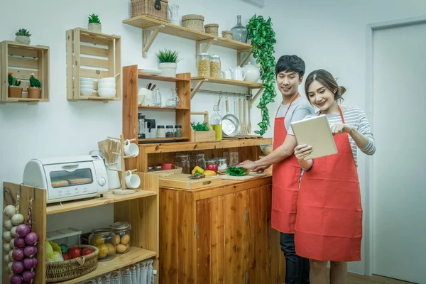 Feliz Amante Asiático Pareja Cocina Siguiendo Tutorial Tableta Tecnología Con — Foto de Stock