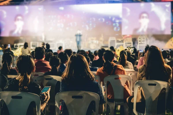 Lato Posteriore Del Fan Club Persone Ascoltando Cantante Sul Palco — Foto Stock