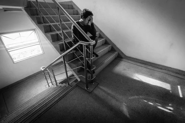 Депресивний Чоловік Сидить Руках Сходах Вогняному Втечі Або Будує Сходи — стокове фото