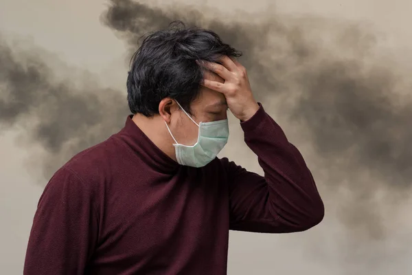 煙突工場を産業と公害の概念と医療の雲で空に黒い煙で咳を大気汚染に対して顔のマスクを身に着けているアジア人男性 — ストック写真