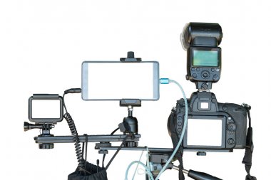 Profesyonel dijital fotoğraf makinesi ile akıllı cep telefonu ve beyaz arka plan, fotoğrafçı için fotoğraf makinesi veya Video, ekipman kavramı, Live Streaming üzerinde tripod üzerinde kamera içerir kırpma yolu