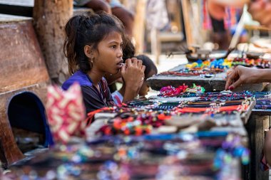 Phang Nga, Tayland - 4 Şubat 2018: Tanımlanamayan çocuk Morgan satan Hatıra Eşyası için bazı Surin Adası kısmında yer alan Morgan Köyü'nde turizm