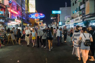 Bangkok. Tayland - 25 Nisan 2017: tanımsız turist Khaosan Road street yürüyüş. Khaosan Road kısa sokağım Merkezi Bangkok