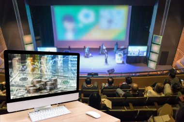 Bilgisayar set gösteren borsa Döviz sikke ve Amerikan Doları para yığını ile katılan arka plan, iş ve eğitim kavramı ile seminer odası soyut bulanık fotoğraf üzerinde